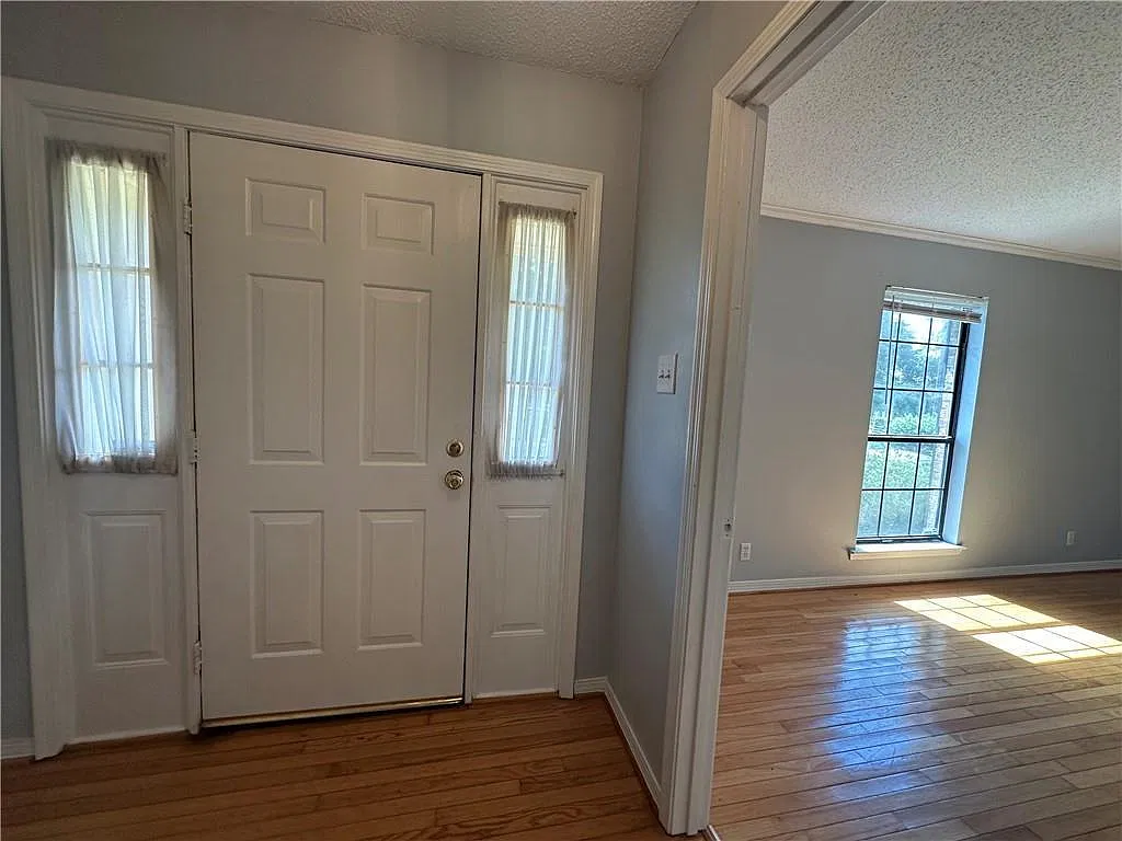 3 bed, 2.0 bath, 2017 sqft, $1,650 — Photo 3