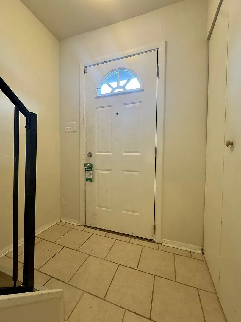 Charming 3-Bedroom Townhome in Prime Edgewood Location — Photo 2