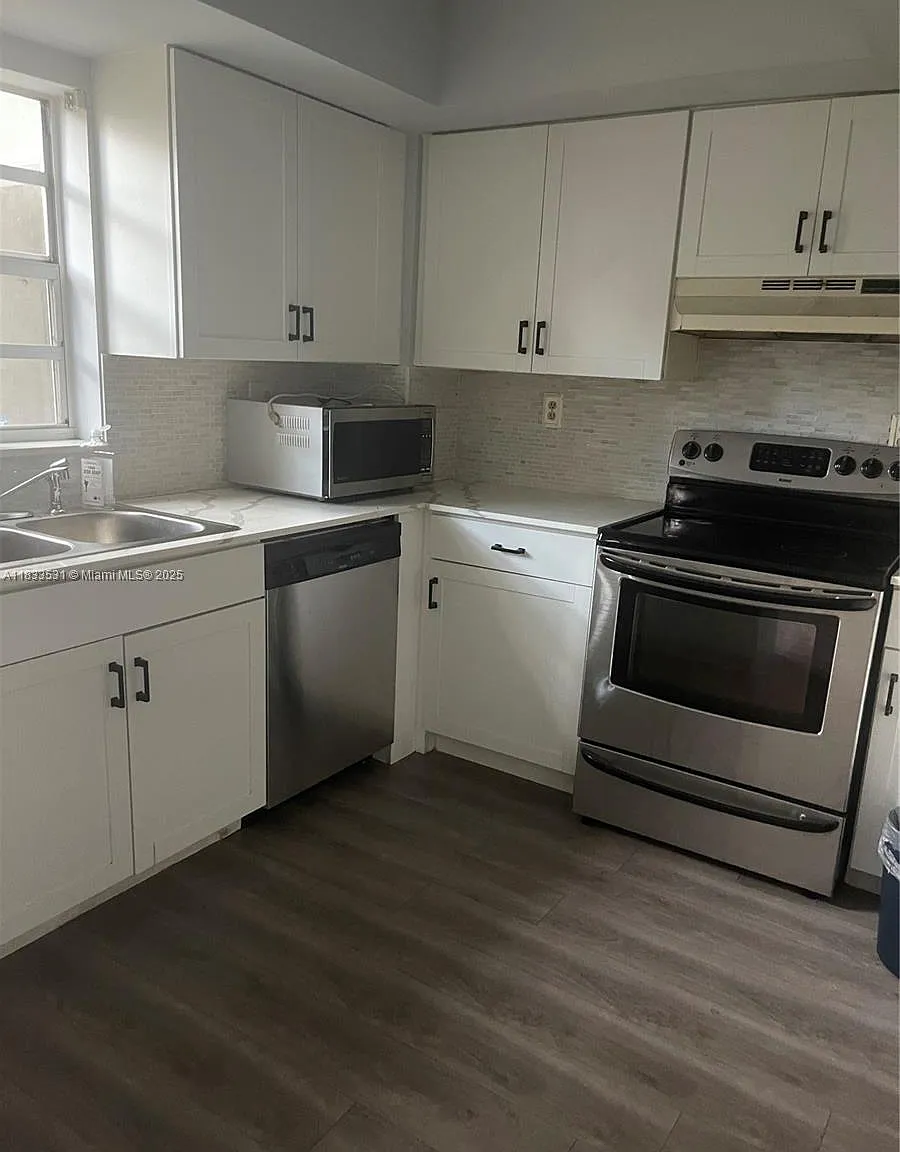 3 bed, 1302 sqft, $3,000 — Photo 2