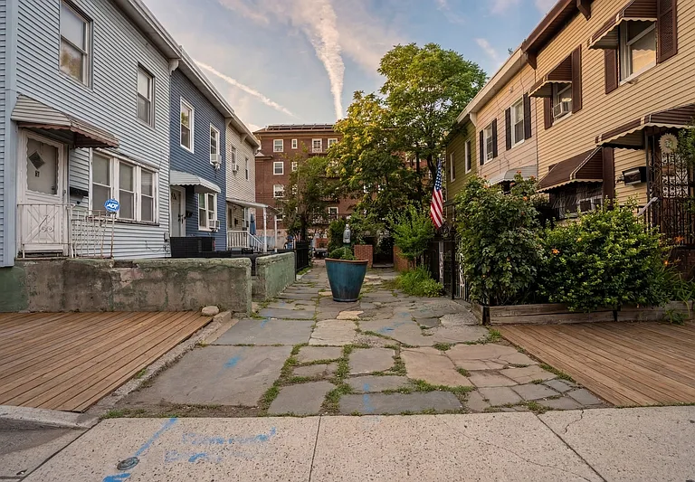 6 Rademan Pl — Photo 1