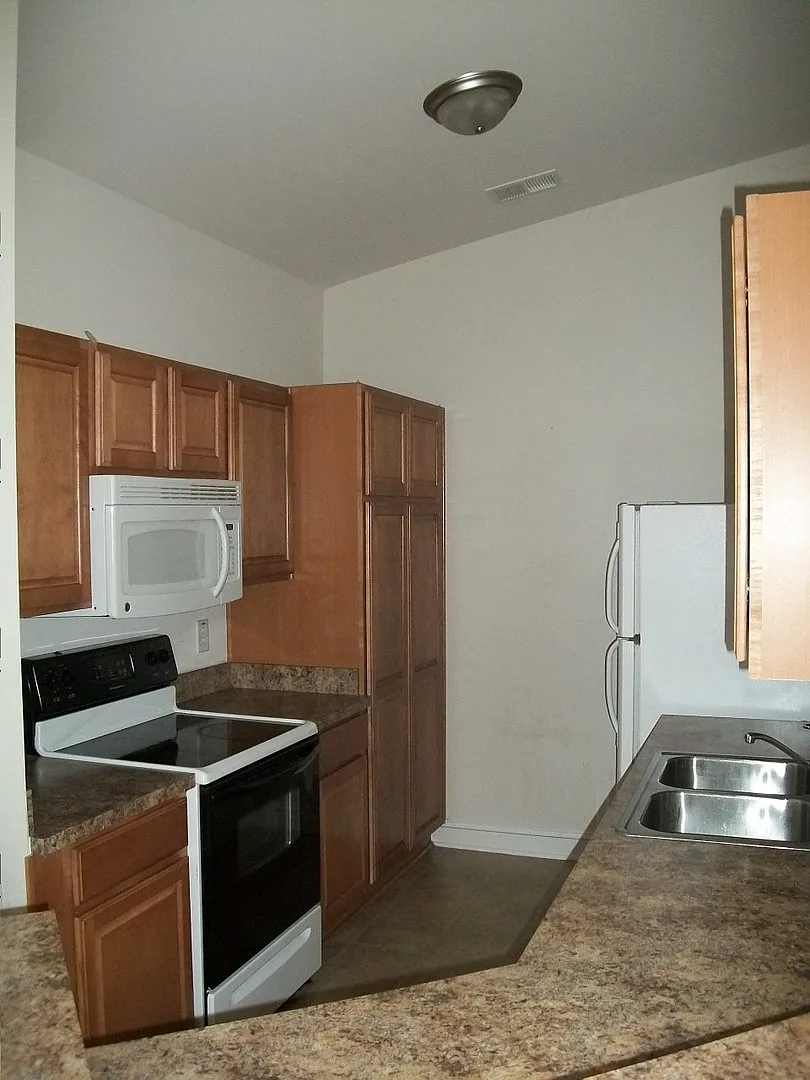 Building Photo - 111 Portsmith Dr #6