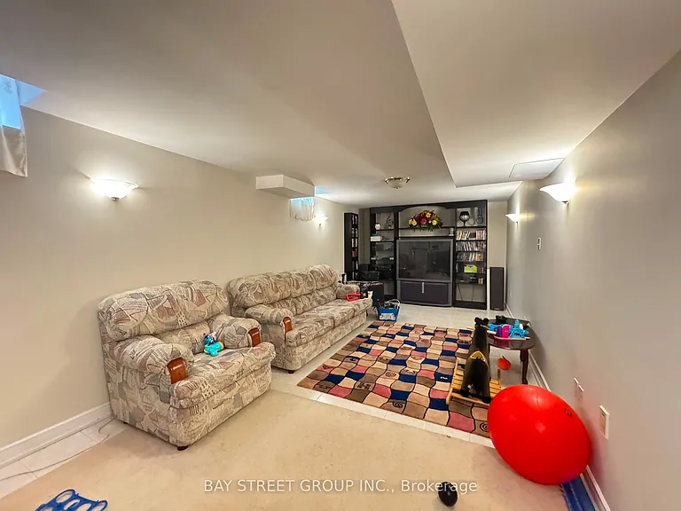 33 Northolt Cres — Photo 30