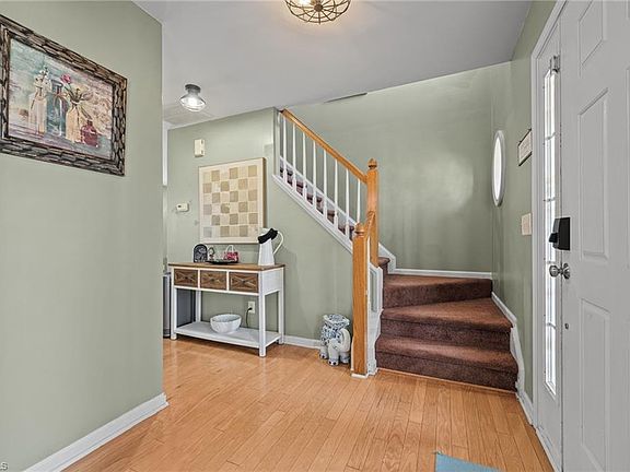 5th image of 102 Redstone Dr