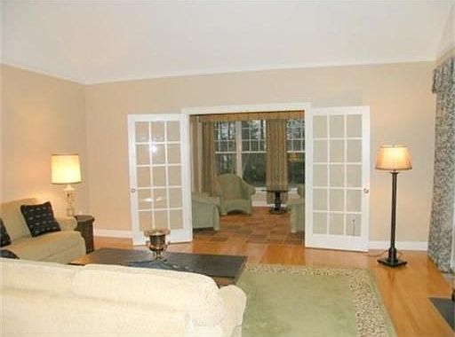 4th image of 21 Lois Ln