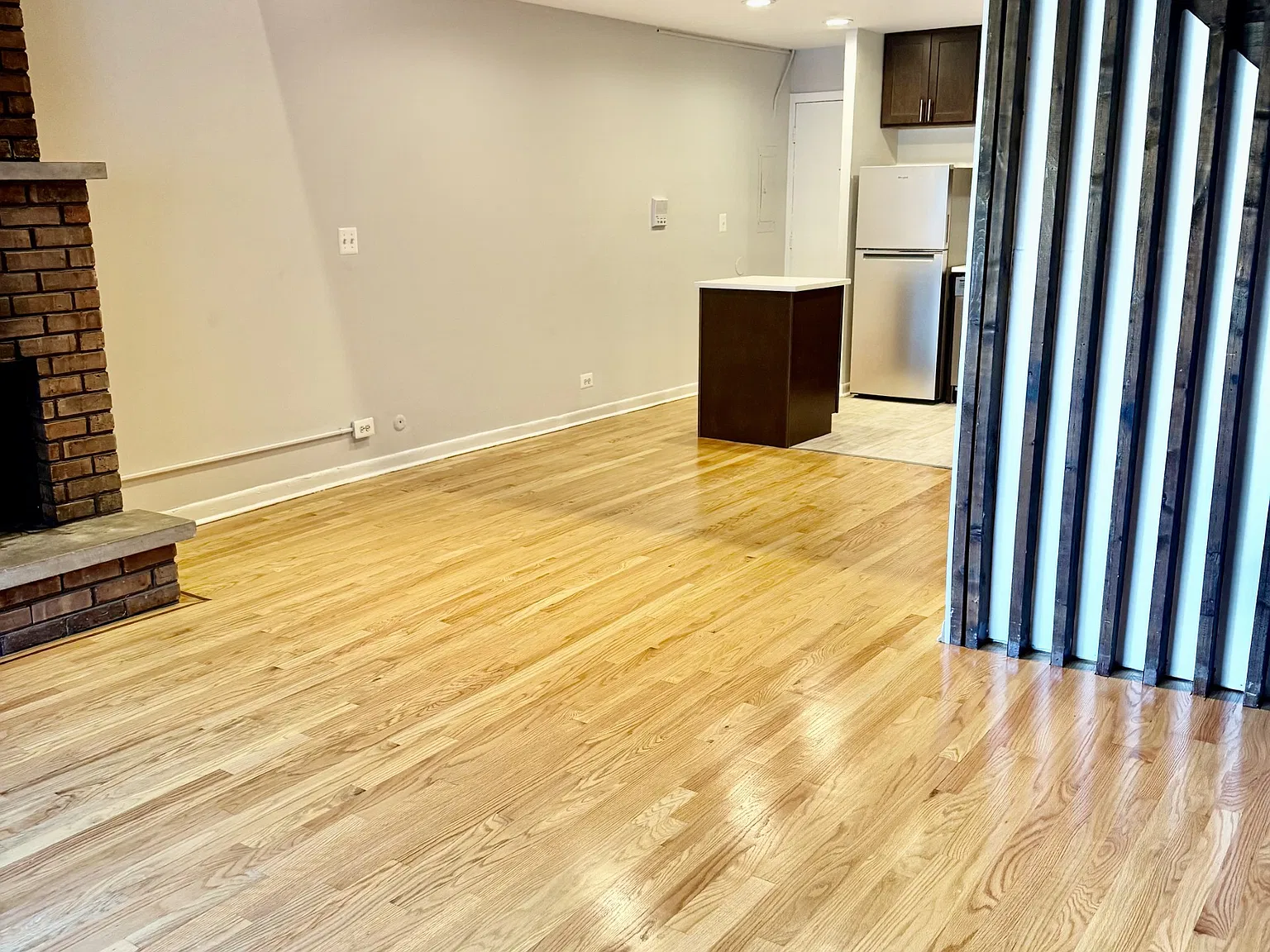 2233 N Lincoln Ave — Photo 2