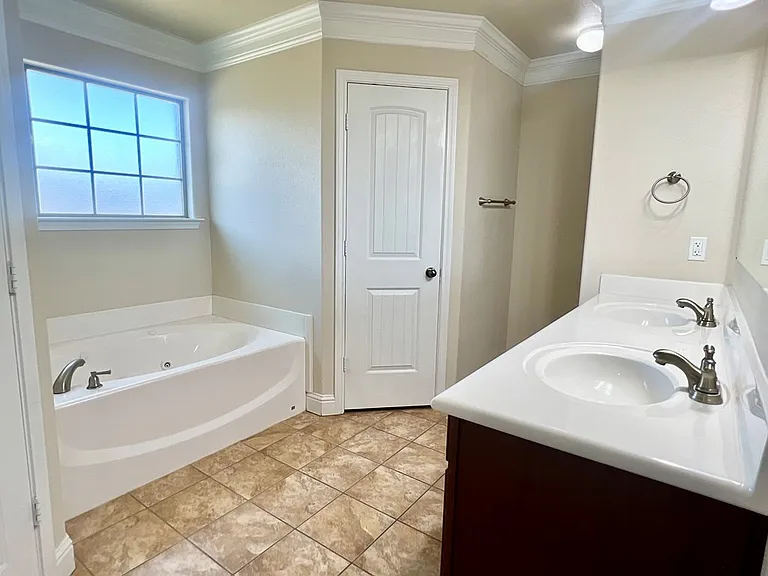 303 Koufax Ct — Photo 11
