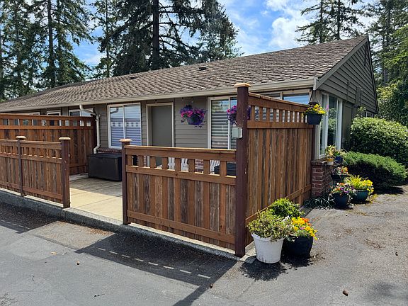 3rd image of 4050 W Lake Sammamish Pkwy NE Unit 1