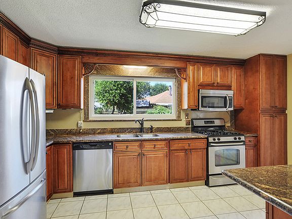 3rd image of 316 Brookmeade Dr