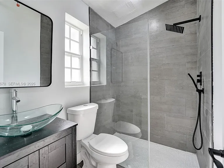 1085 NE 126th St #4 — Photo 9