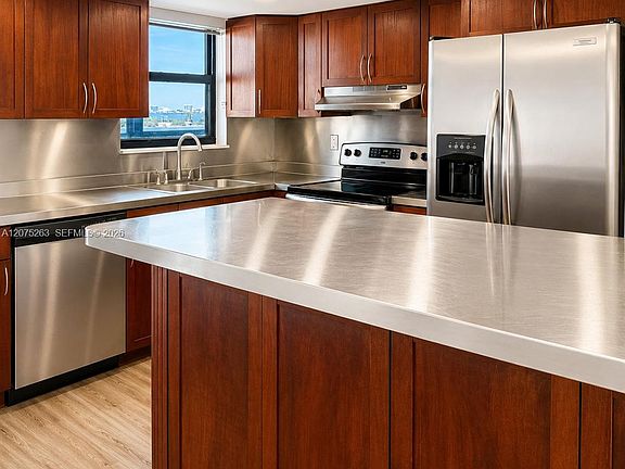 5th image of 555 NE 30th St APT 603