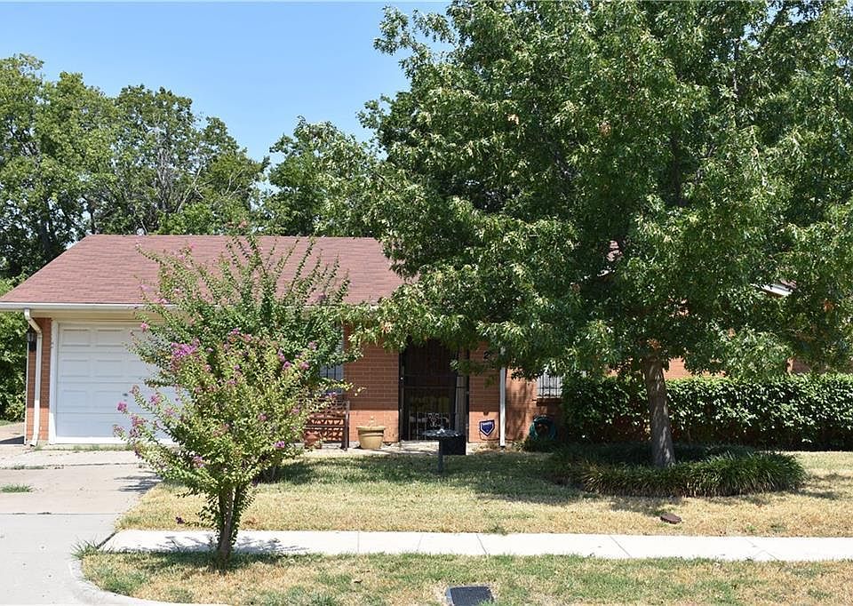 1st image of 425 Sweetbriar Dr