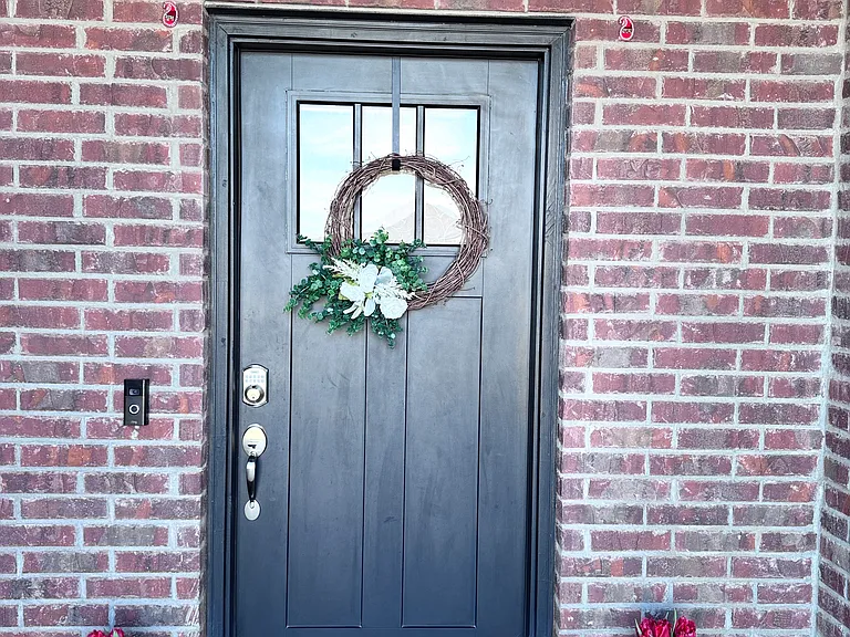 550 Piper Ln — Photo 1
