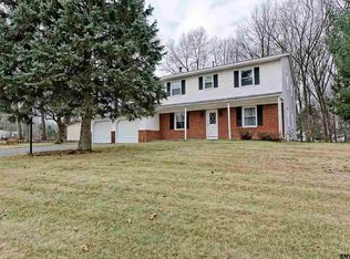 11 Lacosta Dr, Clifton Park, NY 12065