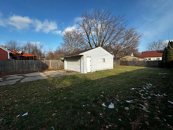 4th image of 827 Butterfield Dr
