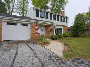 7544 N Navajo Rd, Fox Pt, WI 53217