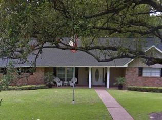 301 E Bronco Bnd, Angleton, TX 77515