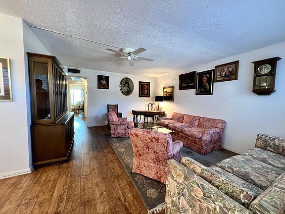 5th image of 267 E Wellington Dr #J