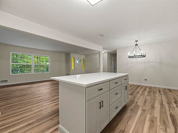 3rd image of 175 Wills Rd