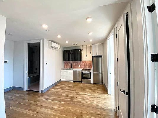 2nd image of 209 Montrose Ave #5F