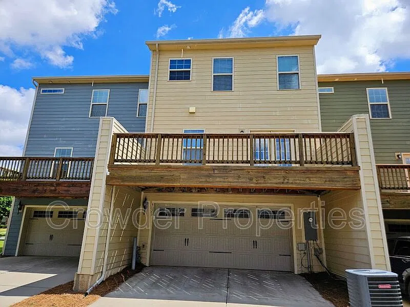 3 bed, 4.0 bath, 2179 sqft, $2,300 — Photo 3