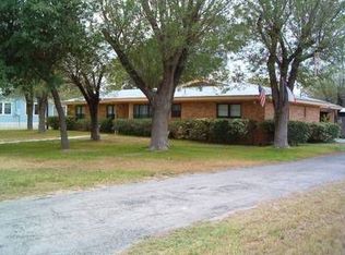 104 Renfro Dr, Devine, TX 78016