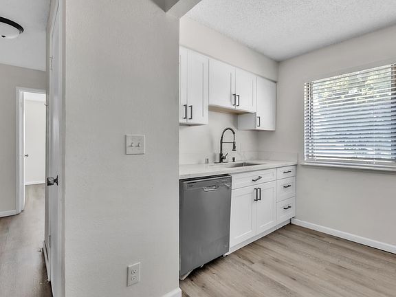 5th image of 281 Julie Dr