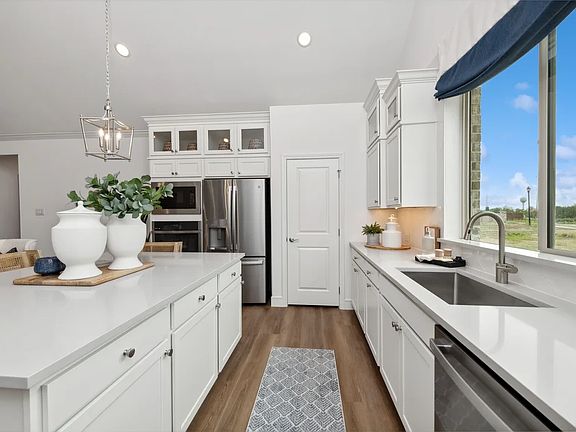 Kitchen with large island