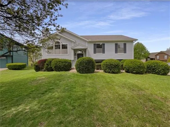 945 SW Daney Cir, Lees Summit, MO 64081