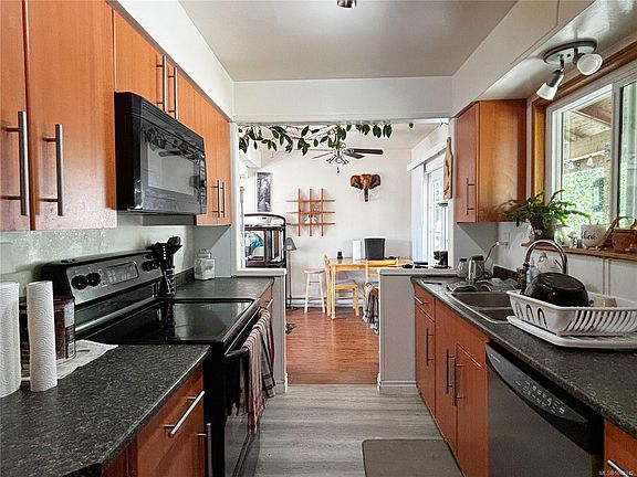 3rd image of 648 Nimpkish Dr