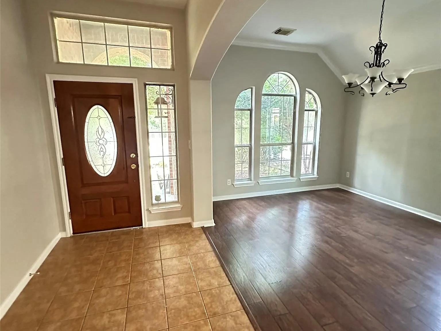 4 bed, 2.5 bath, 2453 sqft, $2,400 — Photo 2
