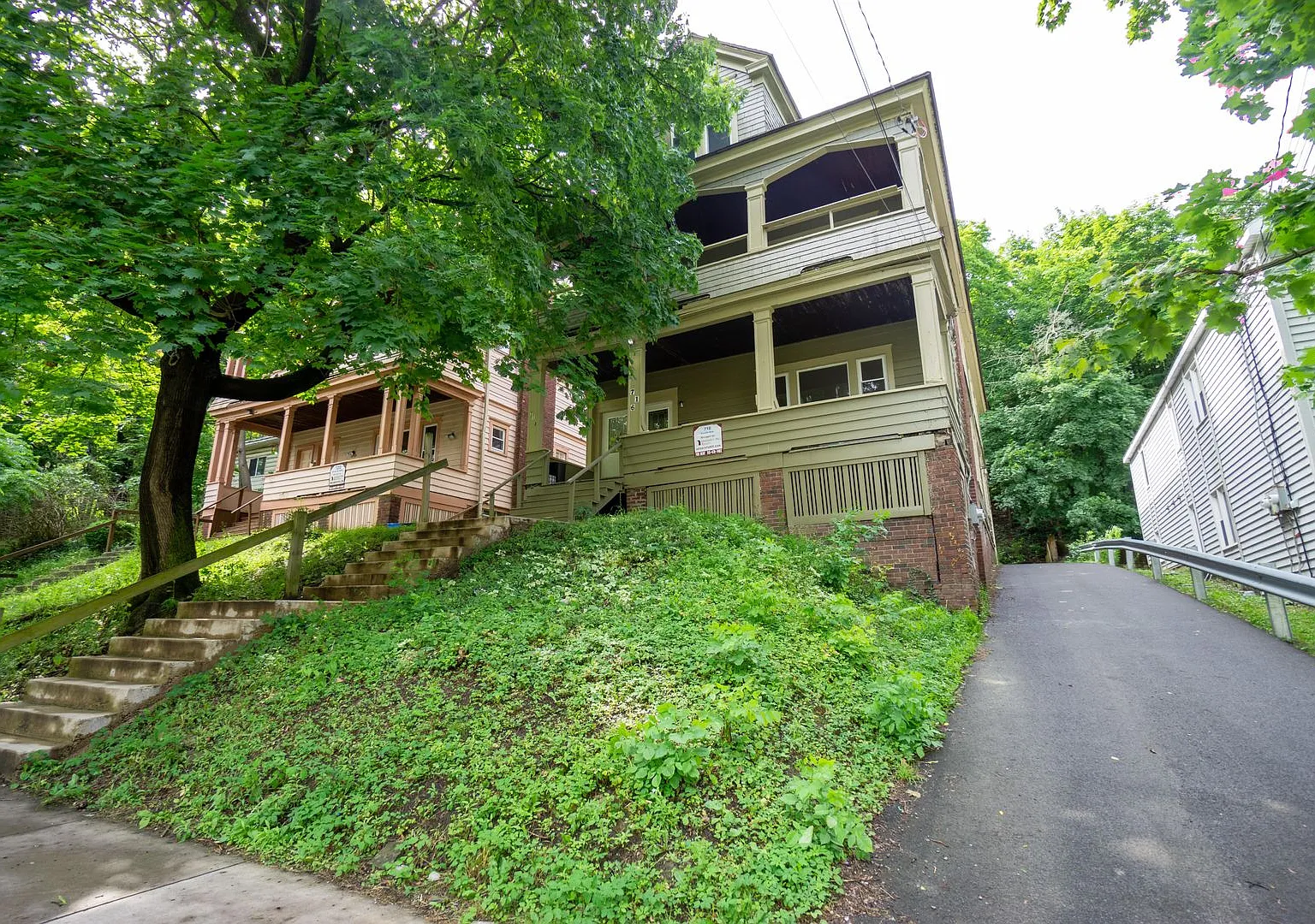 716 Euclid Ave - Available 8/1/27 - Spacious First Floor Apartment Close To Campus — Photo 2