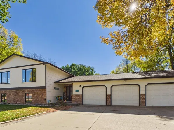 2304 S Woodbine Ln, Sioux Falls, SD 57103