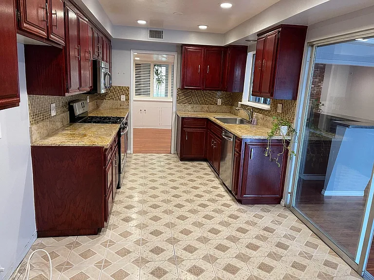 1085 Riviera Dr — Photo 45