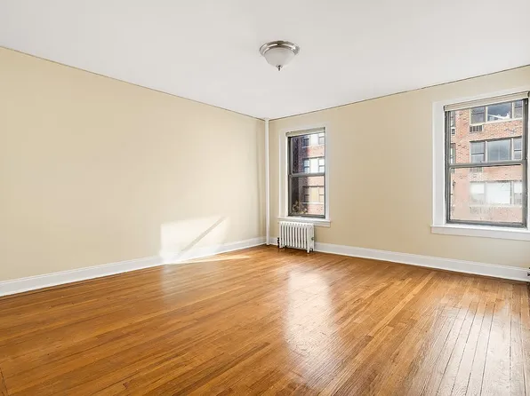 240 E 24th St APT 3C, New York, NY 10010