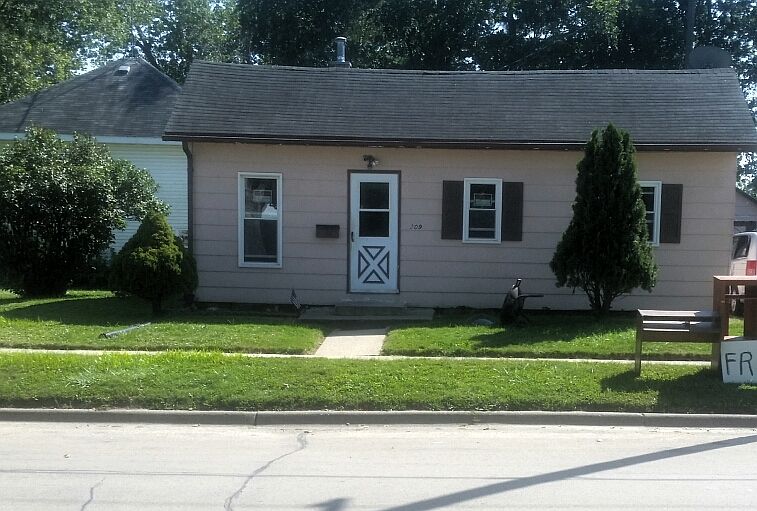 Cutensils home. Corner lot. 