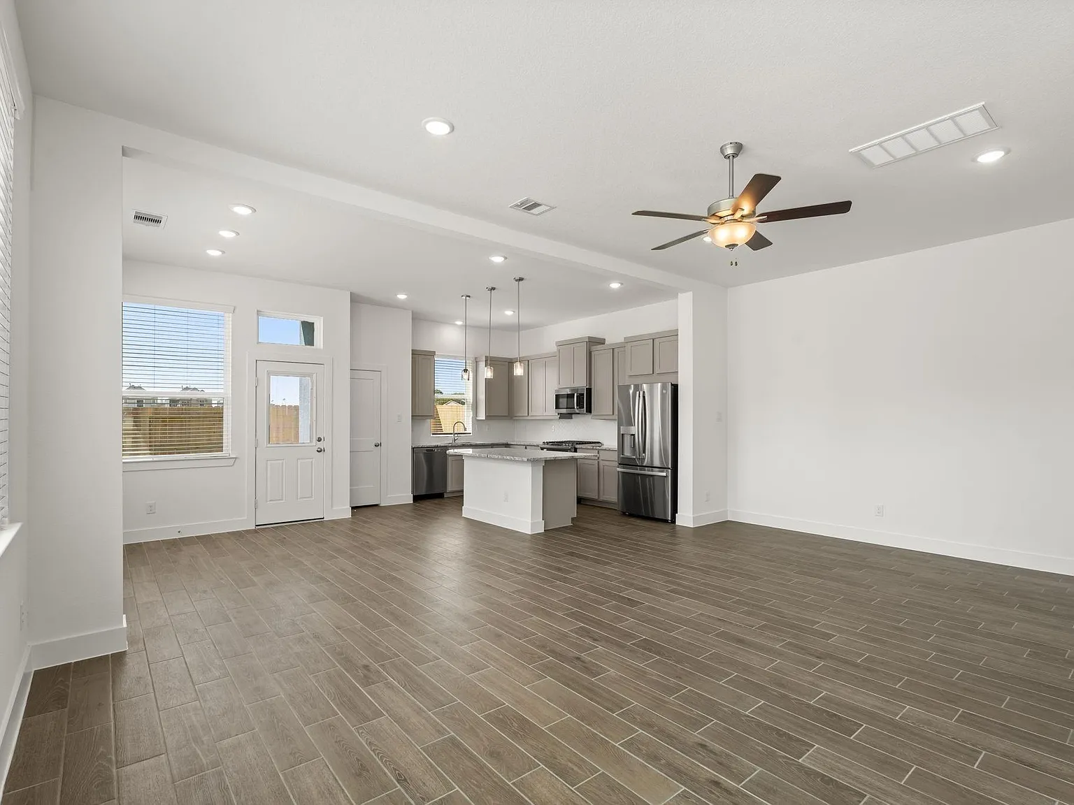 3 bed, 2.5 bath, 1835 sqft, $2,350 — Photo 2