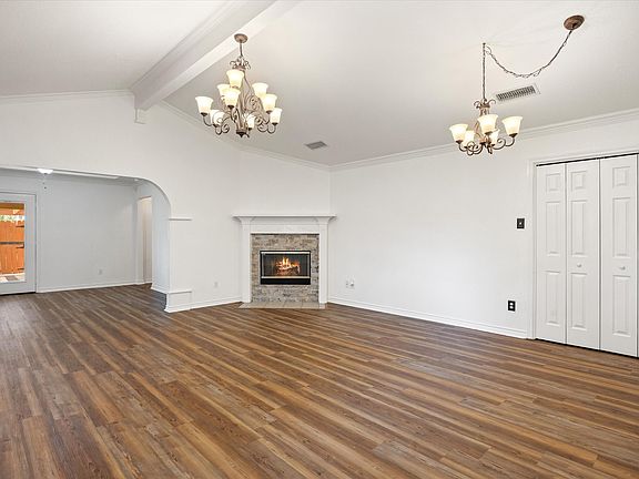 5th image of 1202 Henard Ln