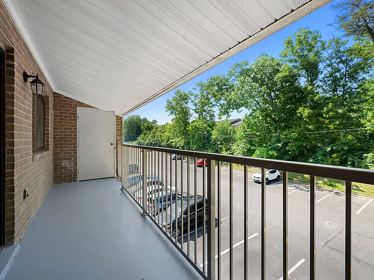 Gainsborough Court Apartments — Photo 13