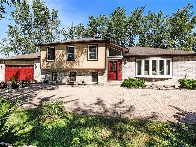 16W360 Valley View Dr photo 1