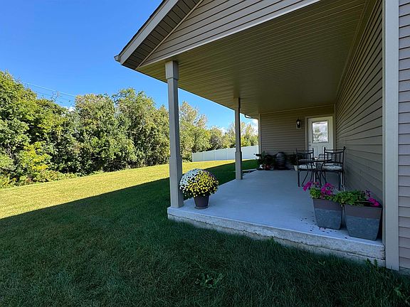 5th image of 411 E Monica Ct