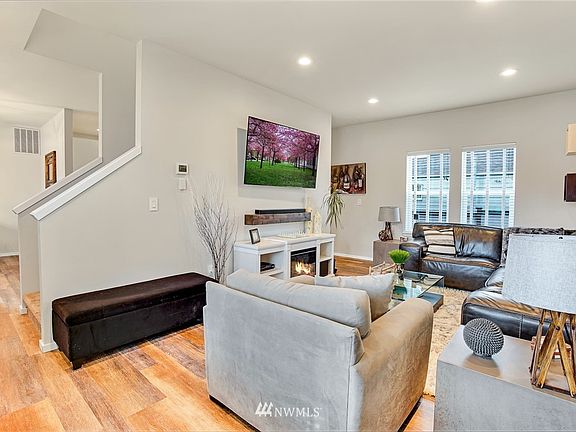 5th image of 747 Violet Meadows Street S