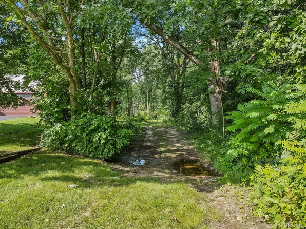 10493 Spring Grv, Brighton, MI 48114