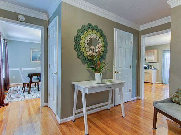 4th image of 1307 Meadowview Dr
