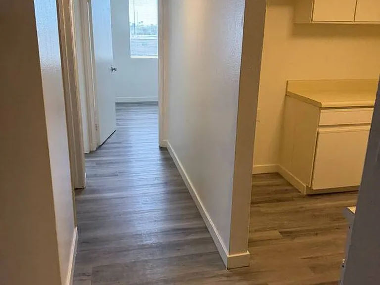 215 E Hyde Park Blvd — Photo 4