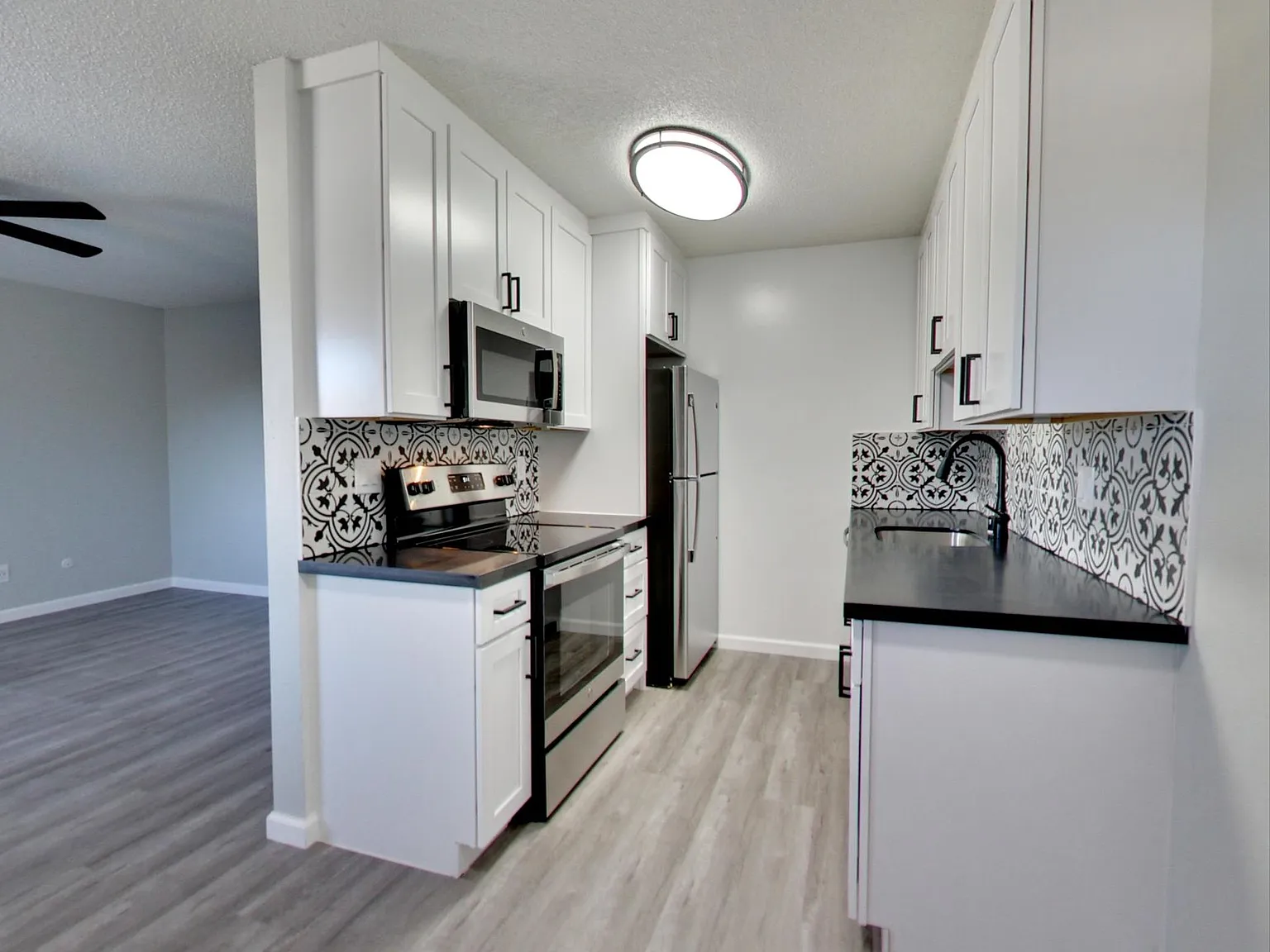 ROYALE APARTMENTS — Photo 3