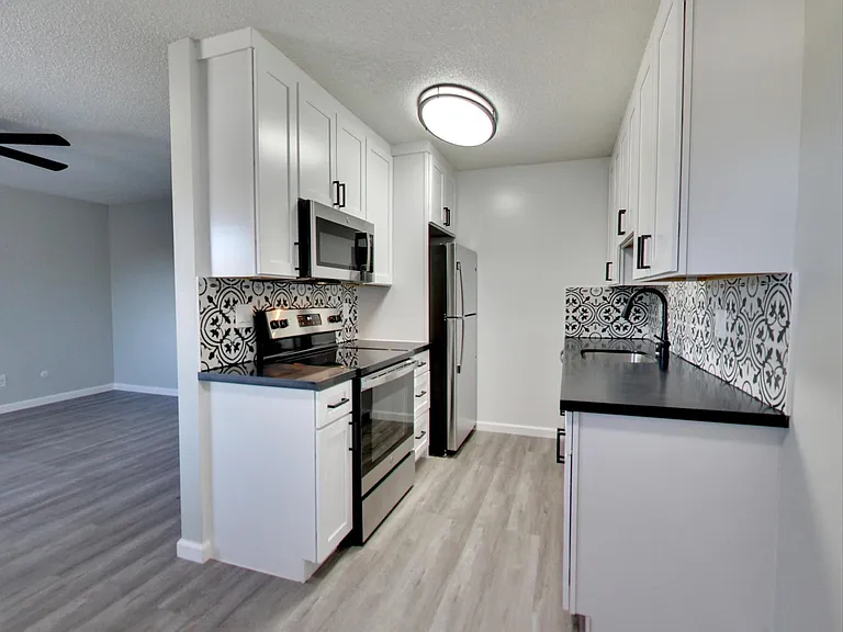 ROYALE APARTMENTS — Photo 3