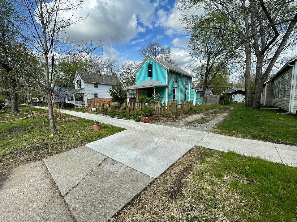 Front entrance and driveway. New driveway and sidewalk!