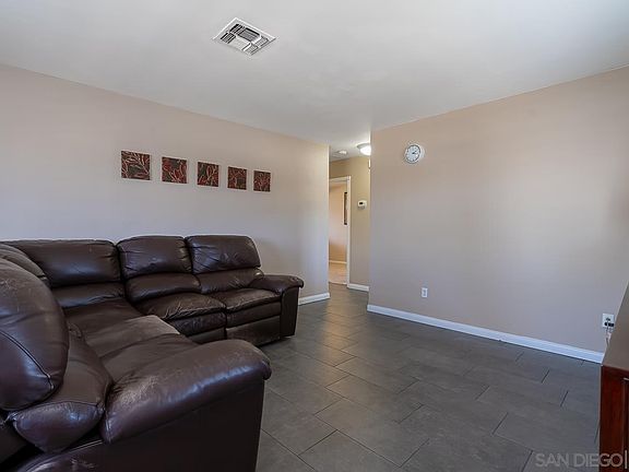 3rd image of 825 Grossmont Ave