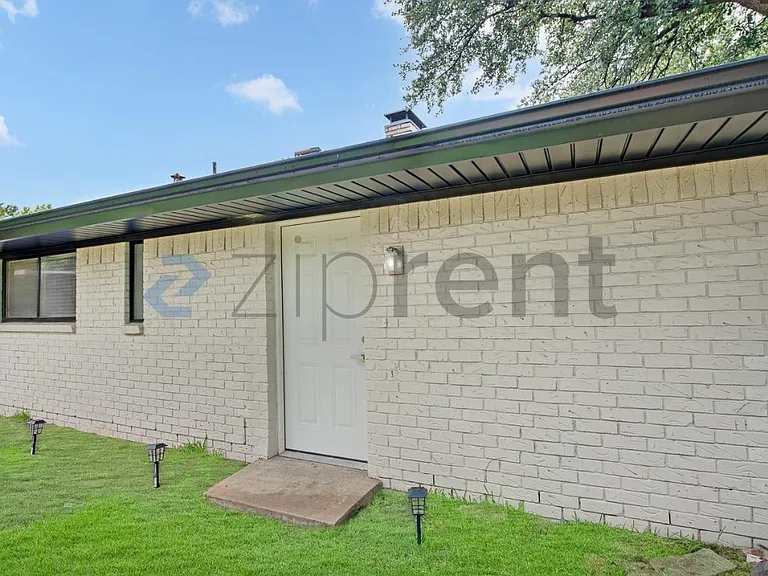 2720 Westridge Dr — Photo 3
