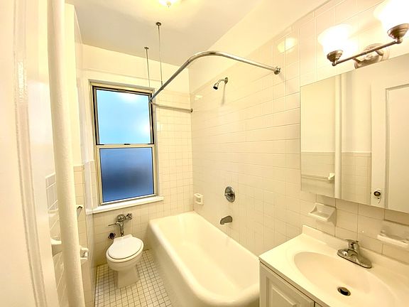 5th image of 200 E 63rd St APT 2D